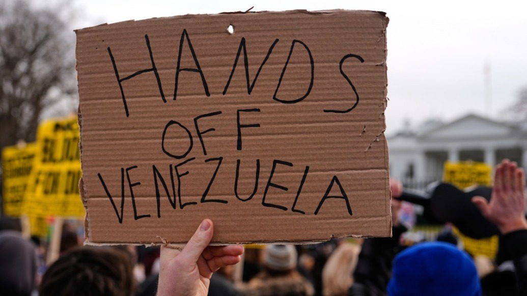 1月3日,人们在美国首都华盛顿白宫附近参加示威集会。美国100多个城市3日举行示威活动,抗议美国对委内瑞拉发动袭击,反对以武力手段颠覆别国政权。新华社 图