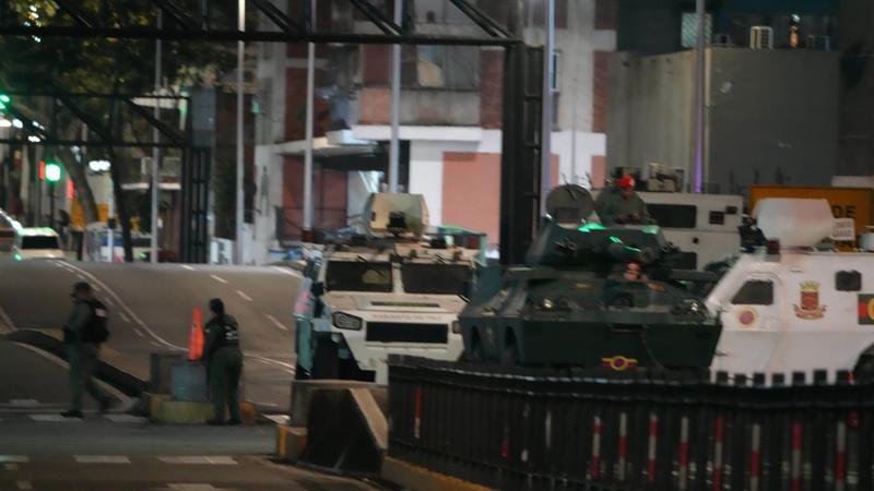 这是1月3日凌晨在委内瑞拉首都加拉加斯的总统府附近拍摄的军用车辆。(文内配图均自新华社)