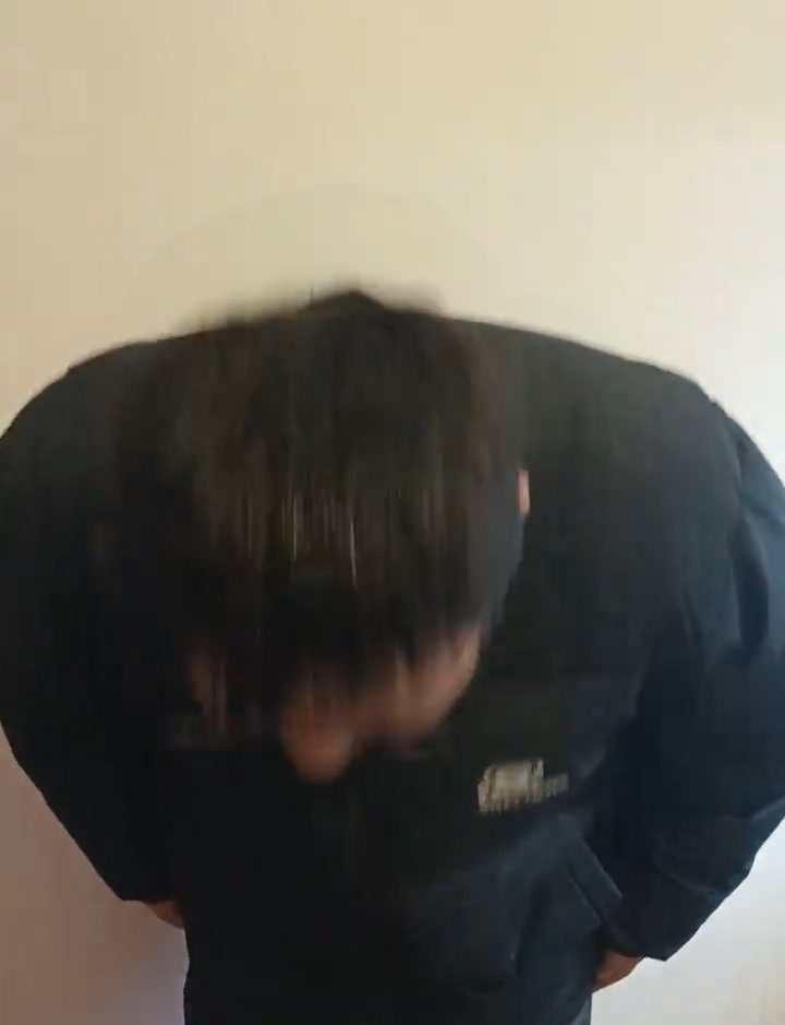 白衣男孩家长鞠躬道歉