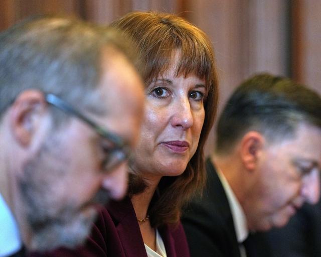 英国国家统计局的数据显示，经济未能从财政大臣雷切尔&middot;里夫斯秋季预算案带来的不确定性中复苏