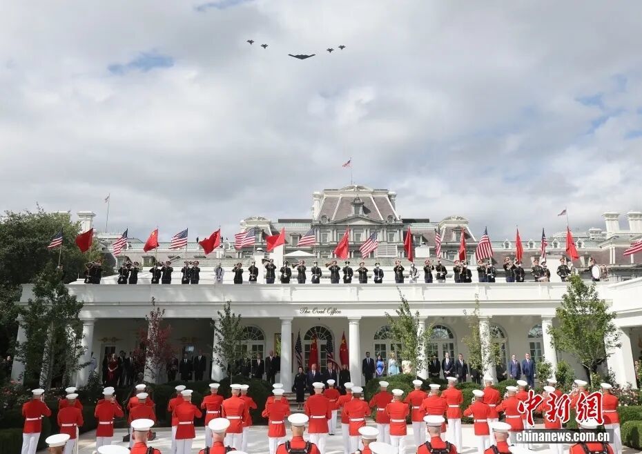 当地时间9月24日上午,美国总统特朗普在白宫举行隆重仪式,欢迎中国国家主席习近平对美国进行国事访问。中新社记者 盛佳鹏 摄