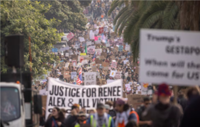 抗议者在旧金山游行抗议美国联邦政府持续进行的暴力移民执法行动。图源:外媒
