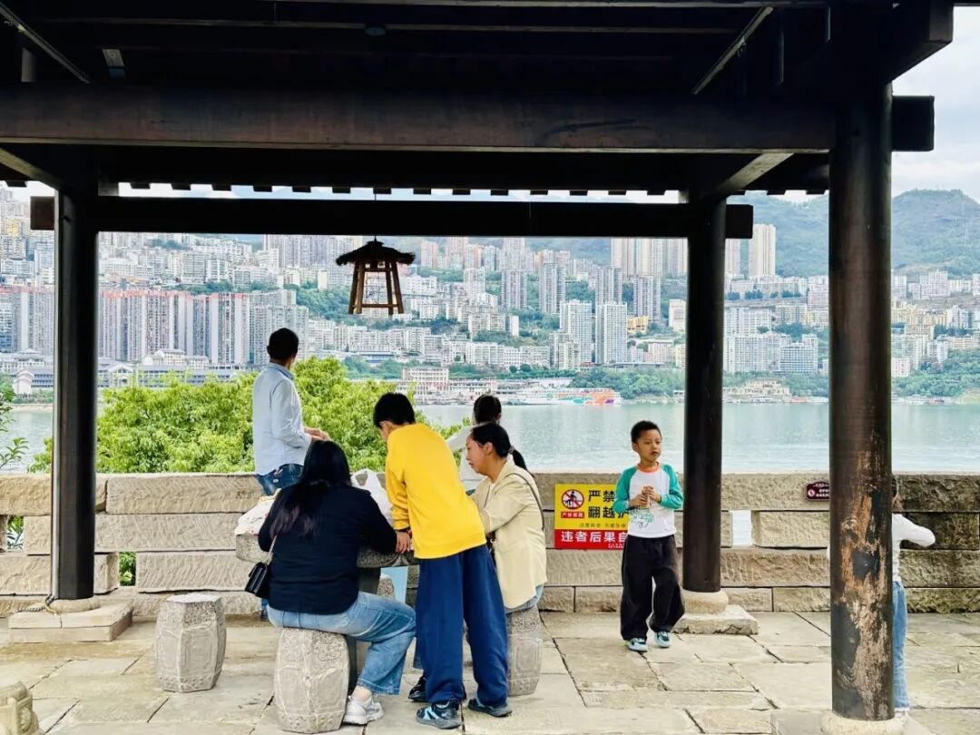市民在宁江渡公园内的亭子里休息.JPG