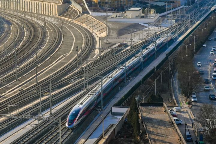 2025年12月26日,西延高铁首发列车从延安站驶出(无人机照片)。 新华社发(刘一江 摄)