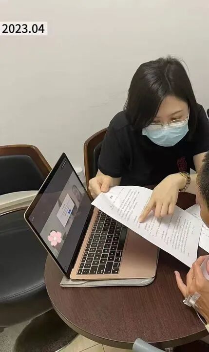 王薇娜在逐字给巫清念遗嘱上的内容。 受访者供图