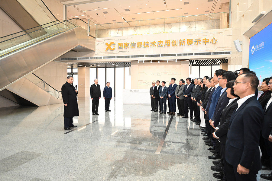 2026年2月9日上午，习近平总书记在位于北京亦庄的国家信创园考察时，同科研人员和科技企业负责人代表交流。新华社记者 谢环驰 摄