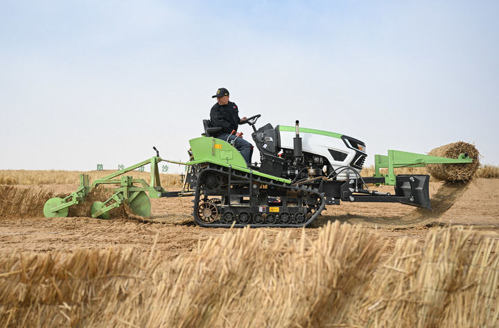 2026年2月28日，工人在内蒙古阿拉善盟境内的乌兰布和沙漠驾驶小型履带沙障机作业。新华社记者 贝赫 摄