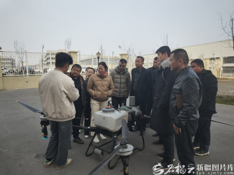 2025年12月7日,在沙湾市公共实训基地,无人机驾驶实操老师向学员讲解遥控器操作飞行流程。沙湾市人社局供图