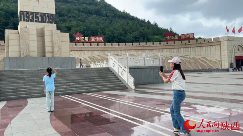戴红领巾的小女孩向中央红军长征胜利纪念碑敬少先队礼。人民网记者 白鸽摄