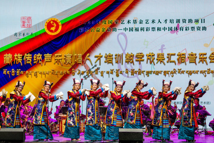 藏族传统声乐演唱人才培训教学成果汇报音乐会在位于拉萨的西藏自治区歌舞团剧场举行（2025年11月25日摄）。新华社记者 姜帆 摄