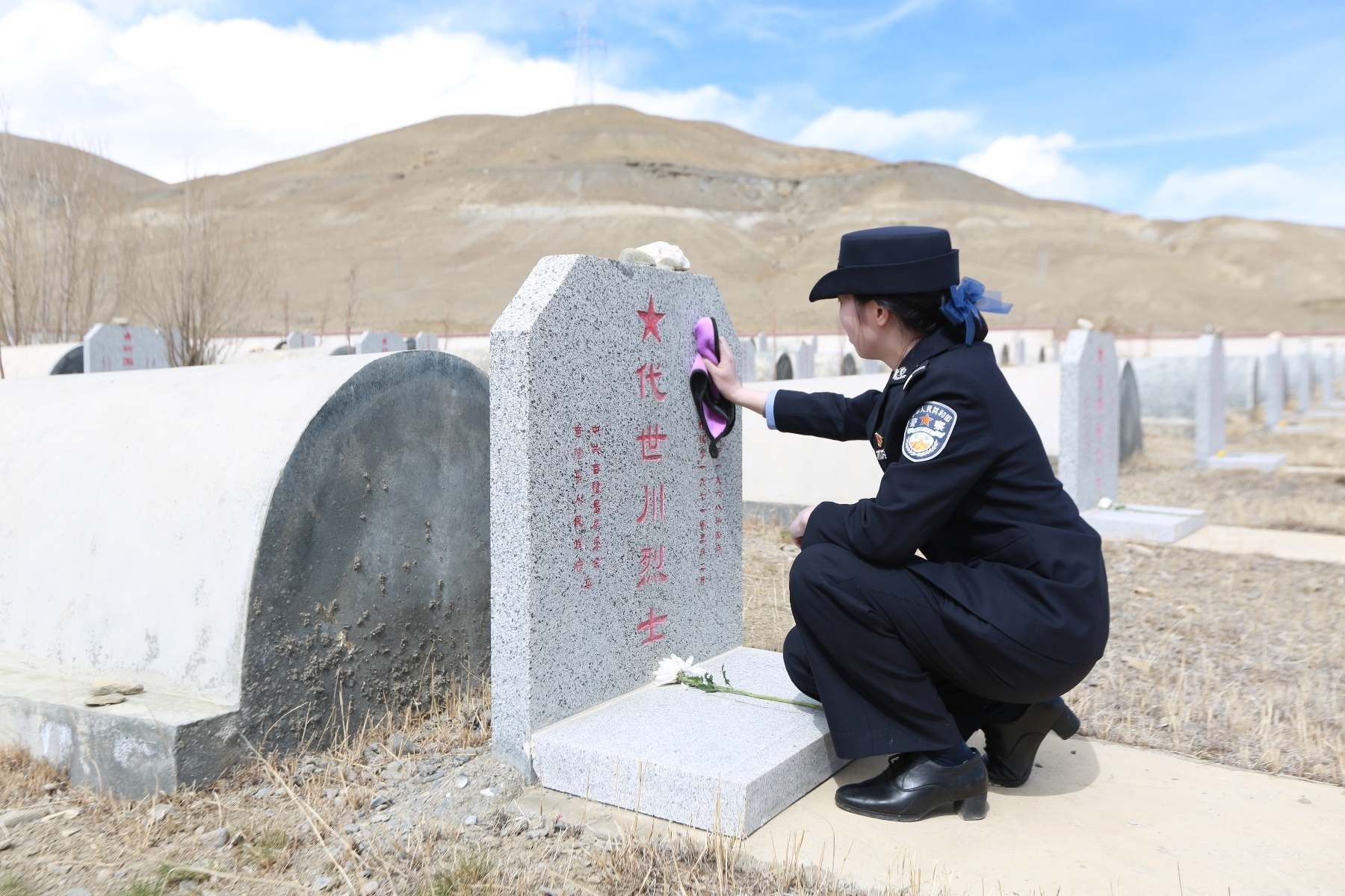 图为:吉隆出入境边防检查站民警在吉隆县烈士陵园擦拭烈士墓碑。肖富贵 摄