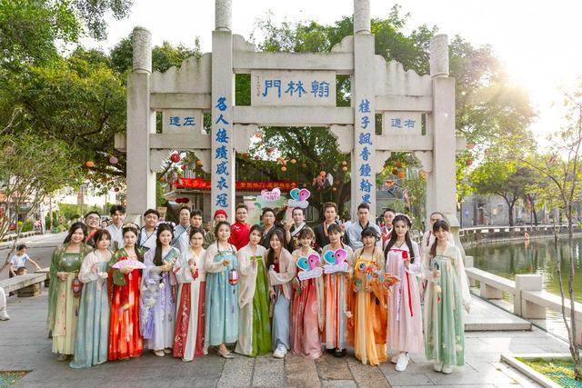 友趣会会员穿汉服游翰林古村。