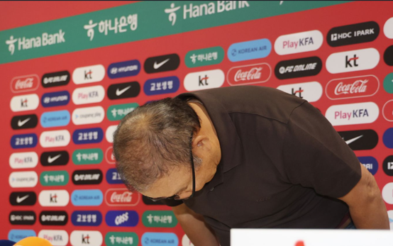 朴恒绪在新闻发布会上道歉 图源：外媒