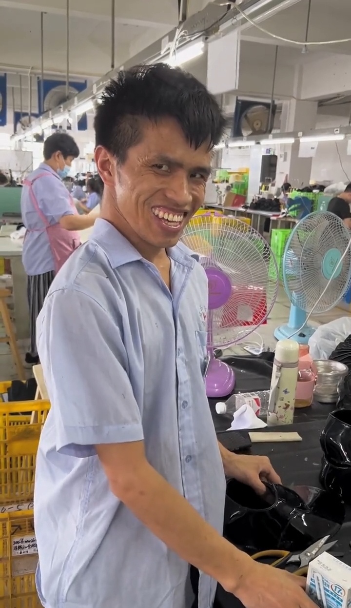 “老表”标志性的笑容 (视频截图)
