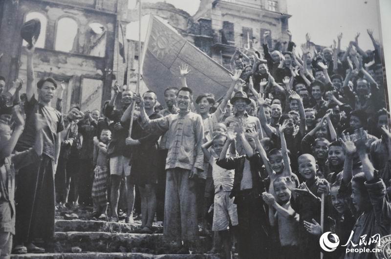 1945年7月1日，中国柳州，第一批美军与中国军队入驻空军基地，民众向通信部摄影欢呼。