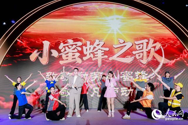 原创歌曲《小蜜蜂之歌》。人民网记者 陈博摄