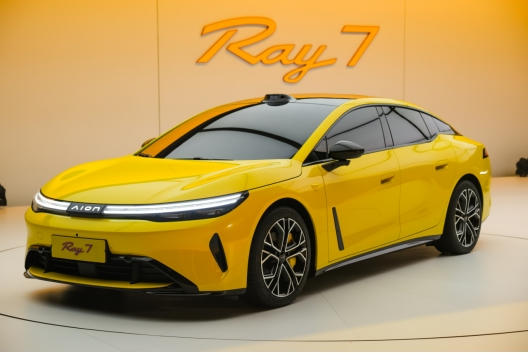 年轻人入手第一台电车，电耗更低选 Ray7 