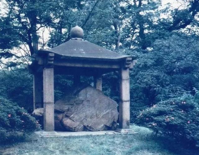 现存于日本皇宫的唐鸿胪井刻石及碑亭