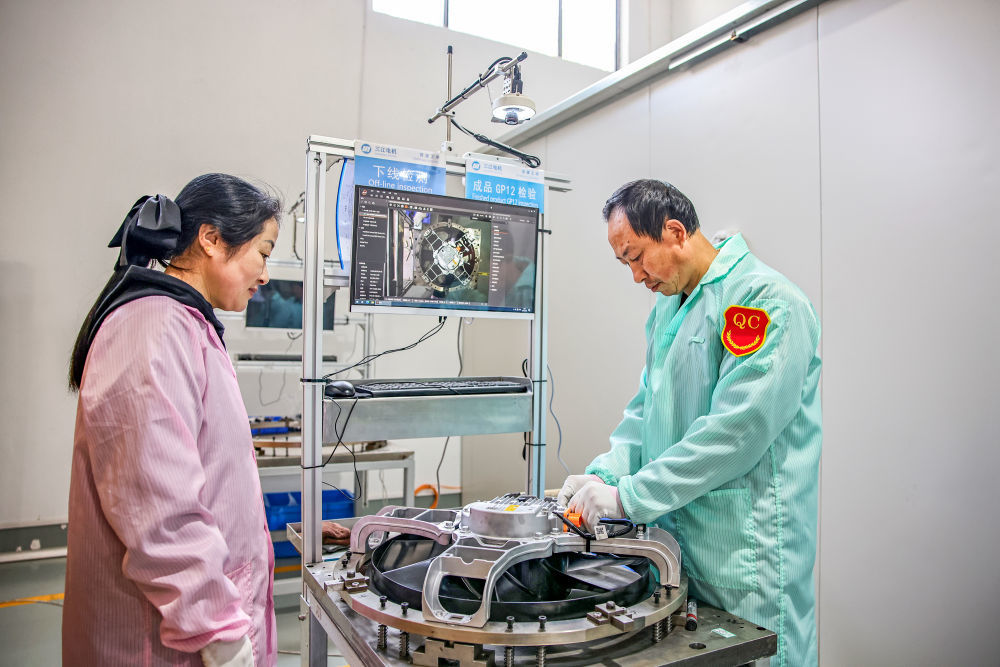 2026年4月2日，三江电器的工人正对电机产品进行下线检查。（受访者供图）