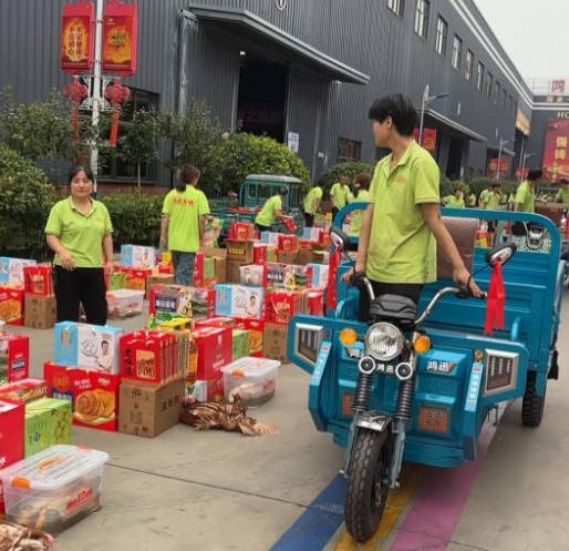 员工开三轮拉礼品 受访人提供.jpg