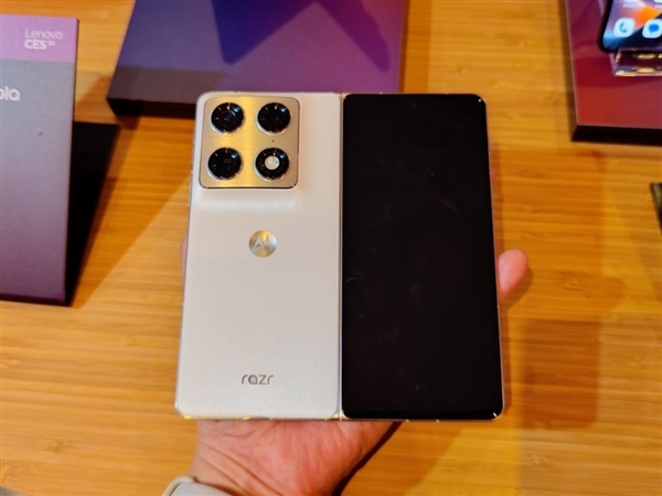 moto首款大折叠屏来了！moto Razr Fold亮相CES