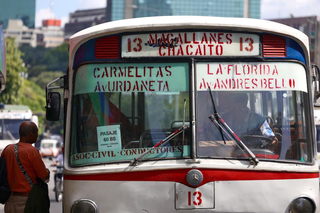 1月5日,委内瑞拉加拉加斯,一名男子在等候公共交通。视觉中国 图