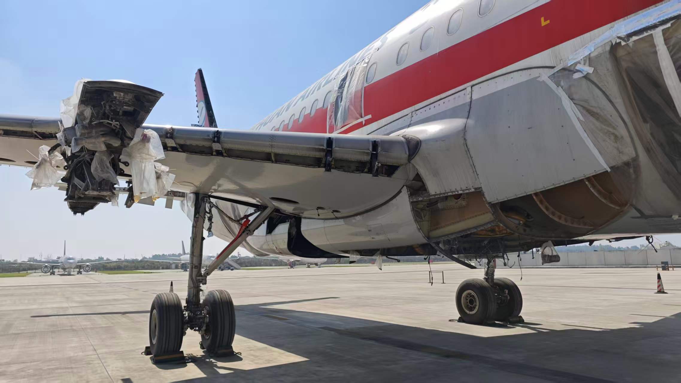 已经拆下发动机的退役飞机,拍摄:陈姗姗