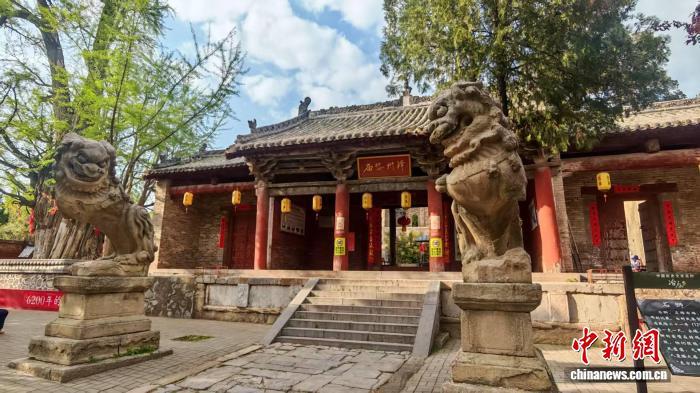 石狮前臂虽遭损毁，却稳如磐石。中新网范丽芳 摄