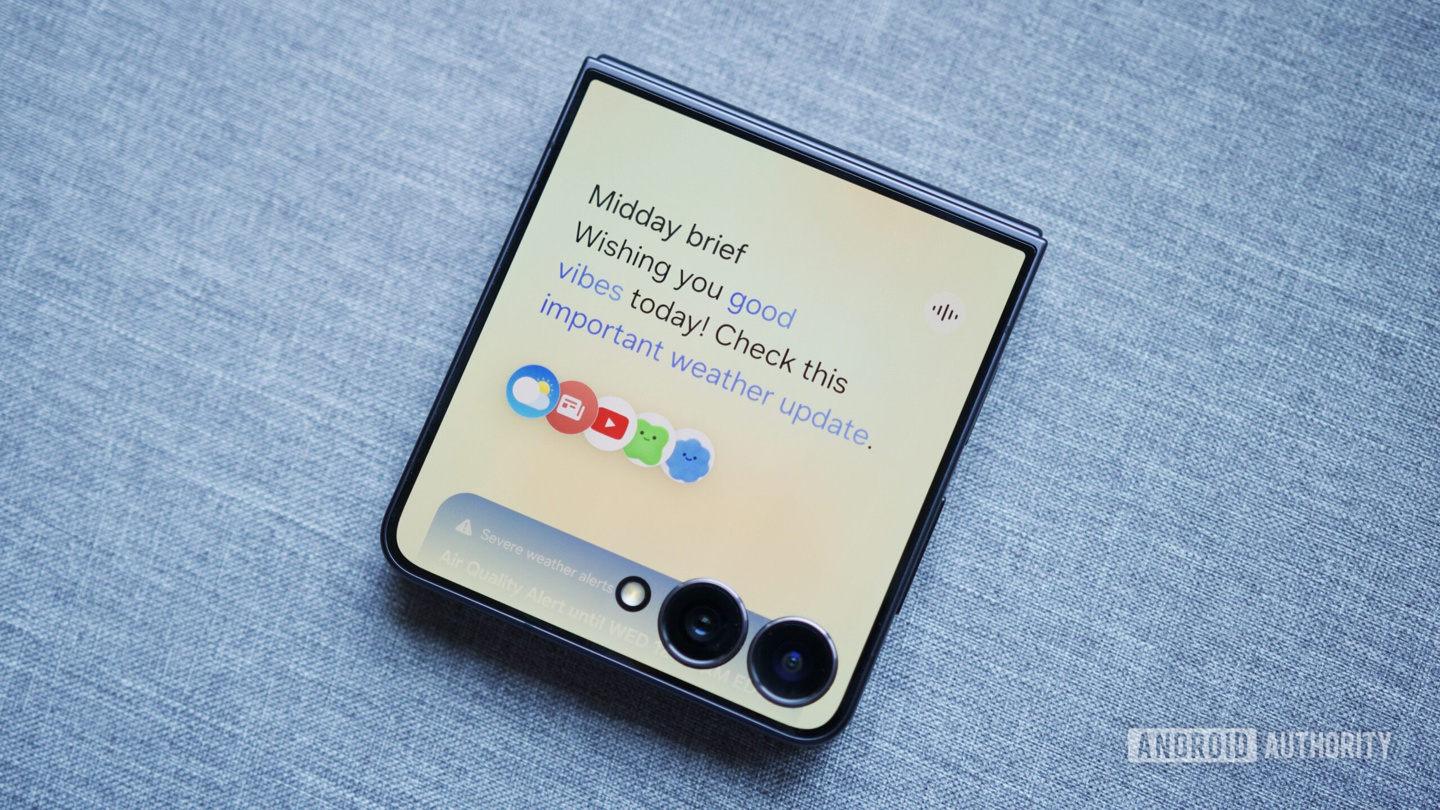三星 Galaxy Z Flip 7 上的 Now Brief 功能界面展示