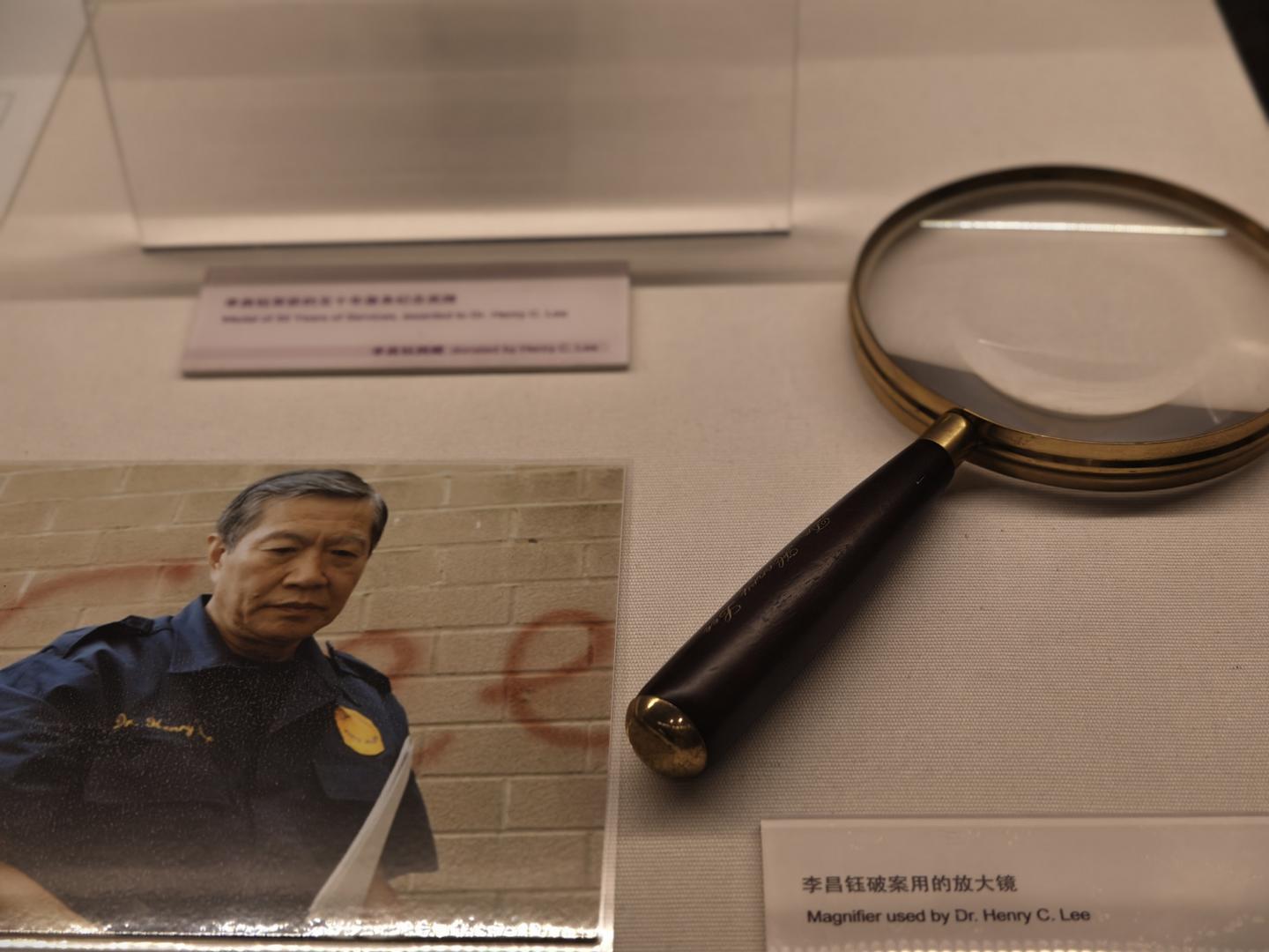 ▲7月16日,中国华侨历史博物馆展出李昌钰办案放大镜特写 图据视觉中国