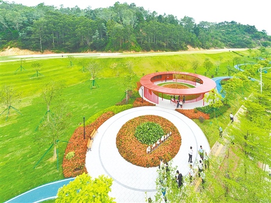 同心公园·石龙山建成开园,昔日脏乱荒地蜕变为层次丰富、绿意盎然的休闲空间。郭永乐