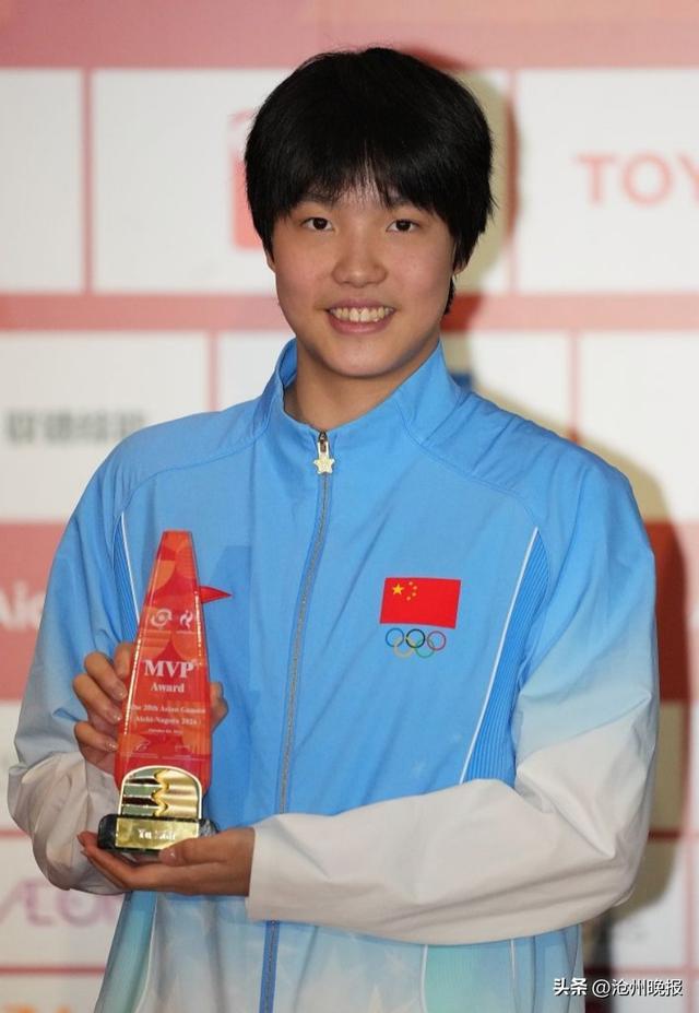 10月4日,于子迪领取女子最有价值运动员奖杯。侯昭康摄