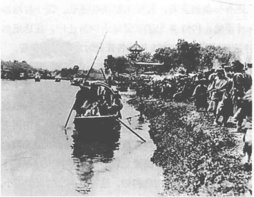 清末民初,成都民间举行放生会的盛况。/《成都街巷志》