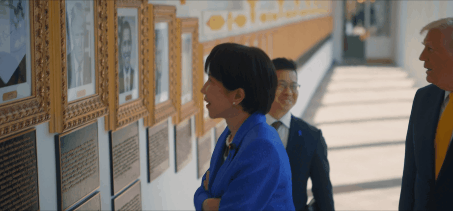 在看到代表拜登的“自动签名笔”照片之后,高市忍不住捂嘴而笑。白宫社交媒体账号发布的视频片段