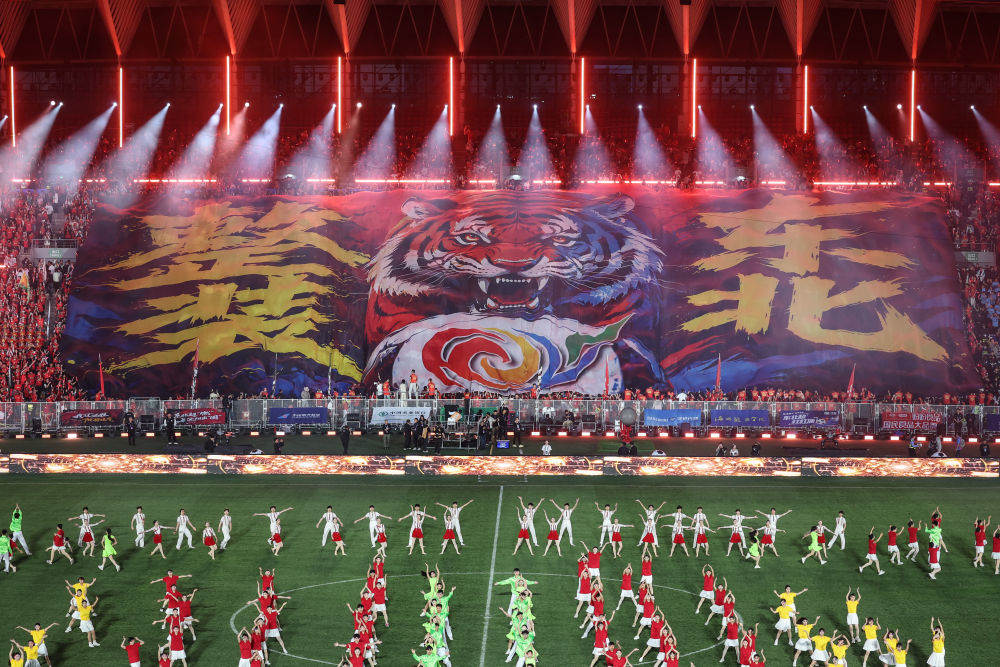 这是5月23日在沈阳铁西开通场拍摄的2026年东北地区城市足球联赛（简称“东北超”）开幕式现场。新华社记者 潘昱龙 摄