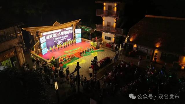 “粤语好声音”火热开唱,市民游客齐聚观赏。周梁 摄