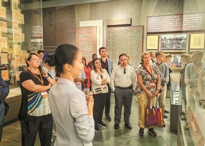 外宾参观中共一大纪念馆。 资料照片