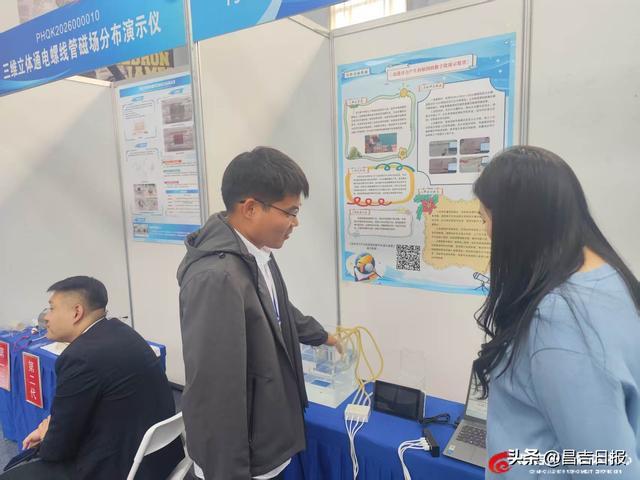 马帅强在大赛现场给评委介绍其参赛作品“改进浮力产生的原因的数字化演示装置”。图片由昌吉州教育局提供