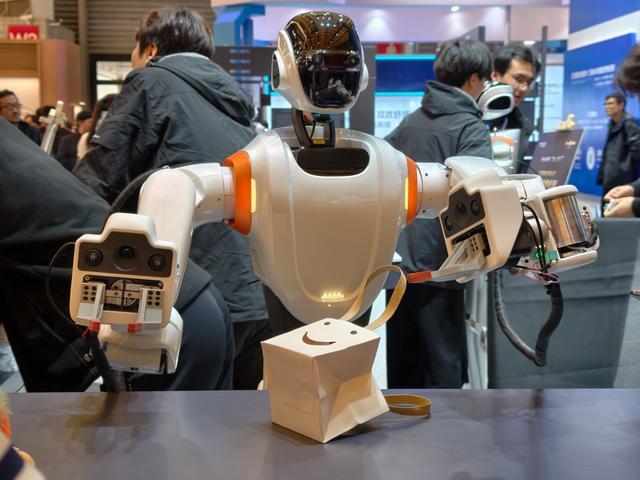 特斯拉不是最牛!这届AWE“狗”比“人”多,机器人到家了?