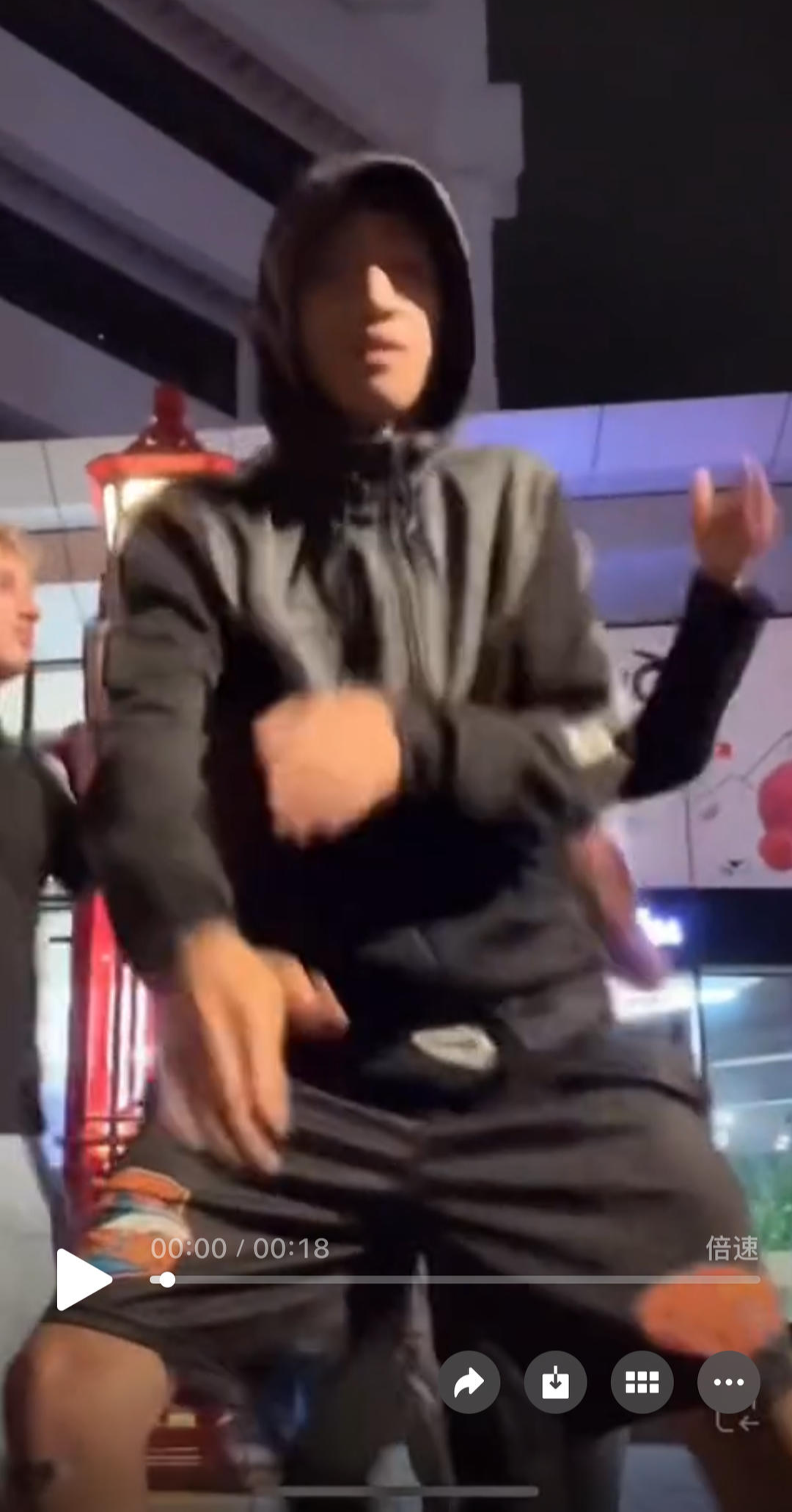 ▲直播时镜头记录下了袭击郑家兴的当地青年