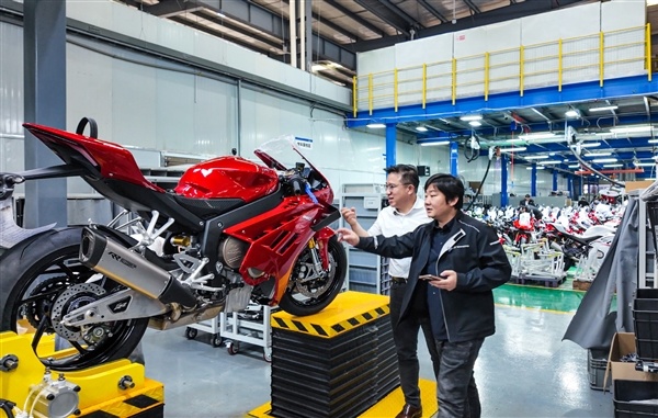 荣耀关海涛：张雪是年轻版的李书福