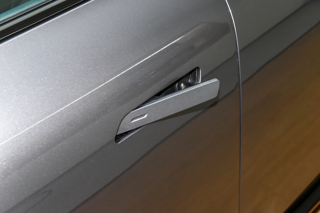 着火了乘客不会开门,得怪车企乱学特斯拉?