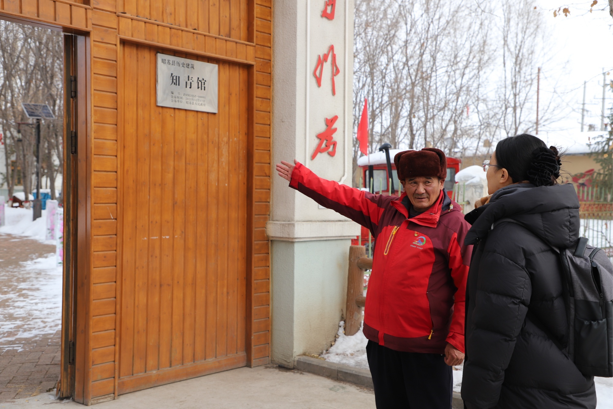 格敏江向游客介绍知青馆（央广网记者丁安 摄）