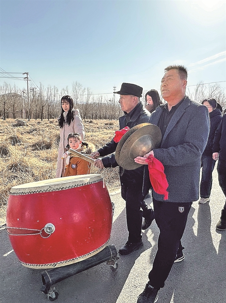 大年初一，杨郎村村民在迎喜神。本报记者 张文攀摄\光明图片