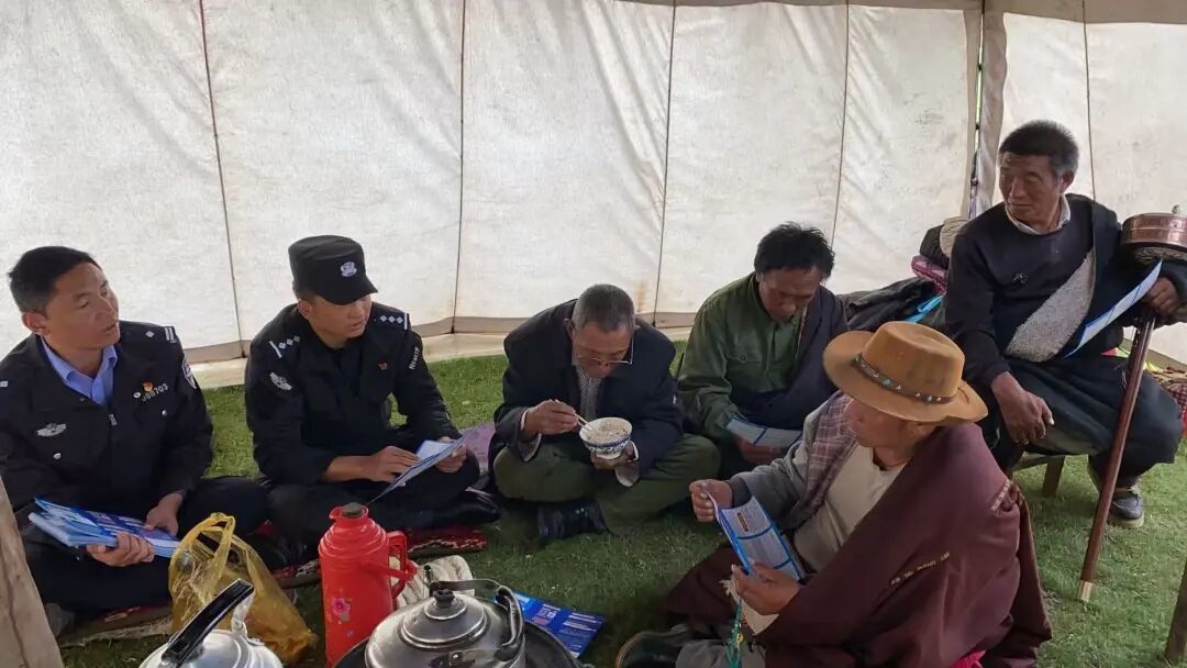 图|2021年6月,额旺格拉(左2)在若尔盖县麦溪乡远牧点帐篷内开展法治宣传工作。