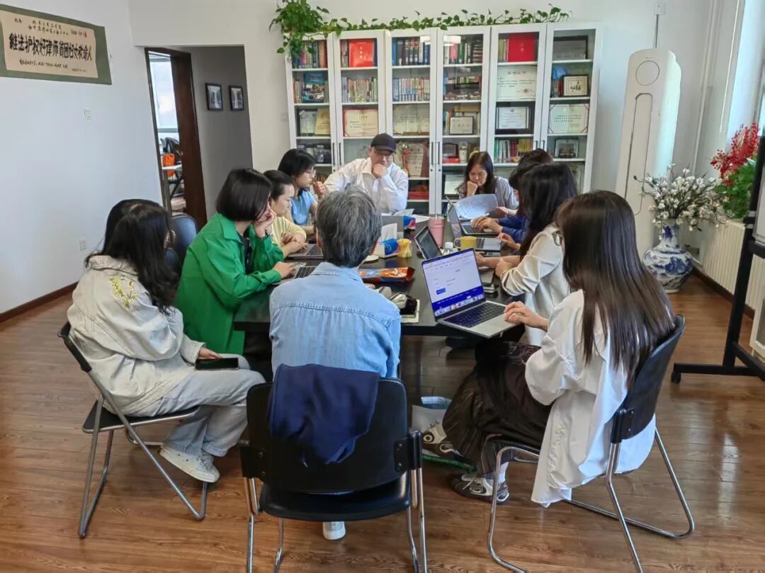 千千律所的律师们一起研讨提交的意见 | 受访者供图