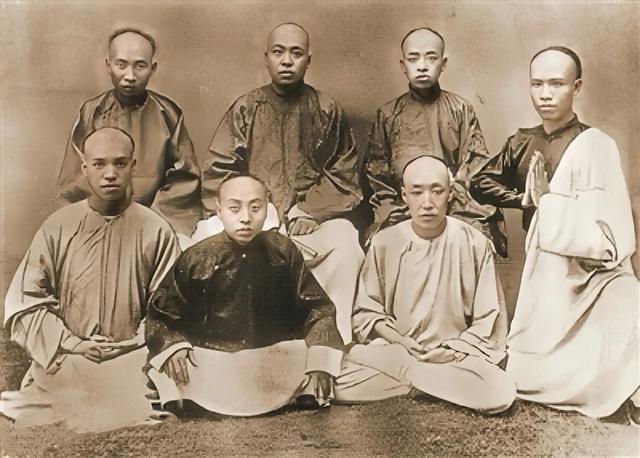 右一为谭嗣同