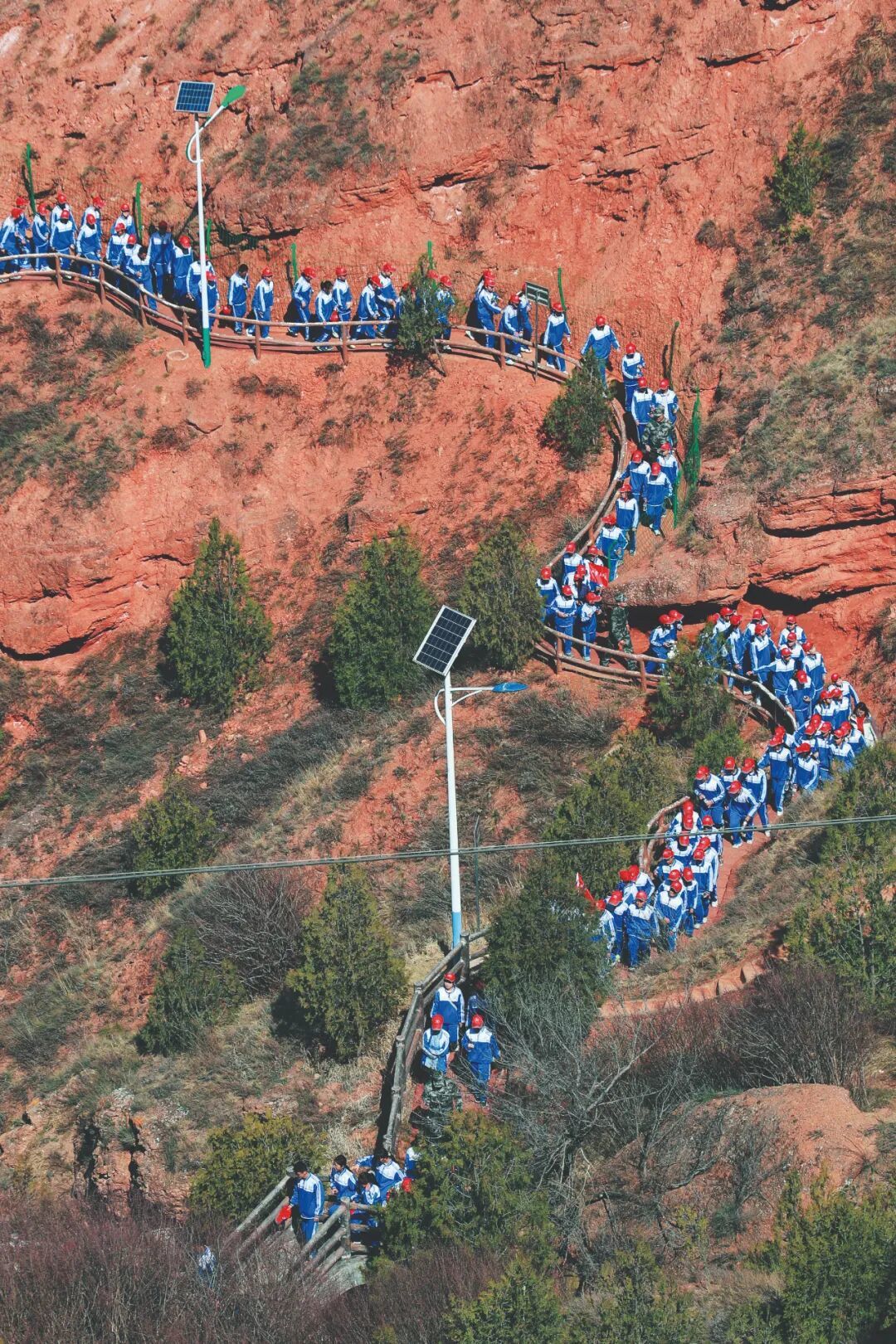 2026年3月28日,甘肃省白银市,师生代表在会宁县红军会宁会师旧址进行“重走长征路”徒步活动。图/视觉中国