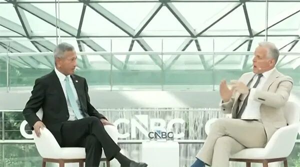 新加坡外交部长维文（左）出席CNBC活动 视频截图