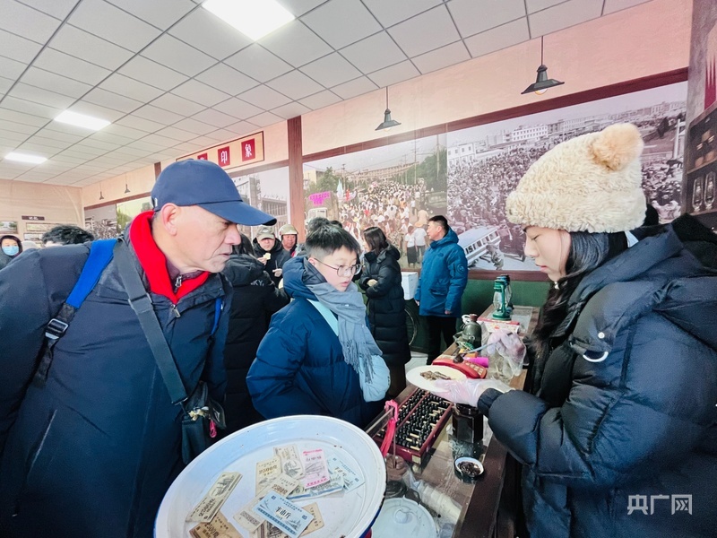 芦台大集印象馆内市民品尝酸枣糕（央广网记者 褚夫晴 摄）